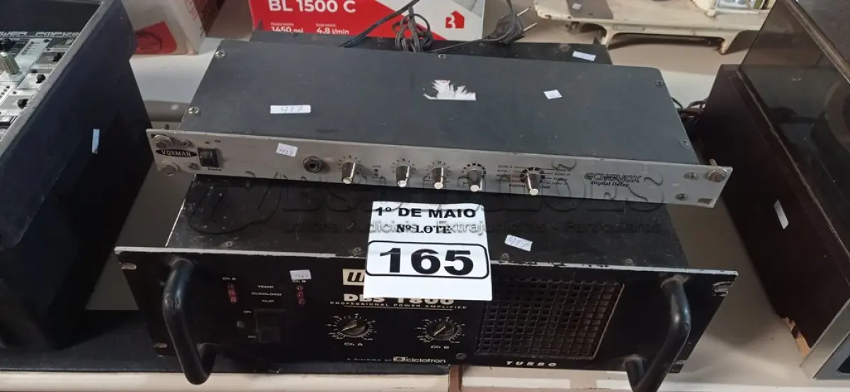 LOTE 165 - 01 AMPLIFICADOR WATTSON DBS 1800 E 01 ECHOVOX DIGITAL DELAY. (NO ESTADO) ATENÇÃO! FAZER A VISITAÇÃO ANTES DE ARREMATAR, NÃO SABEMOS SE FUNCIONA. LEILÃO NÃO TEM GARANTIA E NEM DEVOLUÇÃO, SUJEITO A POSSÍVEIS AVARIAS VISÍVEIS/OCULTAS E/OU AUSÊNCIA DE COMPONENTES.