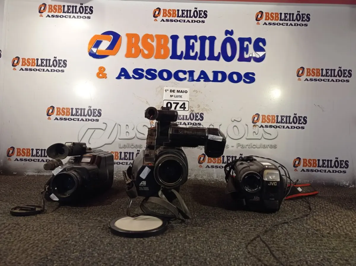 LOTE 074 - 03 FILMADORAS MARCAS E MODELOS DIVERSOS. (NO ESTADO) ATENÇÃO! FAZER A VISITAÇÃO ANTES DE ARREMATAR, NÃO SABEMOS SE FUNCIONA. LEILÃO NÃO TEM GARANTIA E NEM DEVOLUÇÃO, SUJEITO A POSSÍVEIS AVARIAS VISÍVEIS/OCULTAS E/OU AUSÊNCIA DE COMPONENTES.