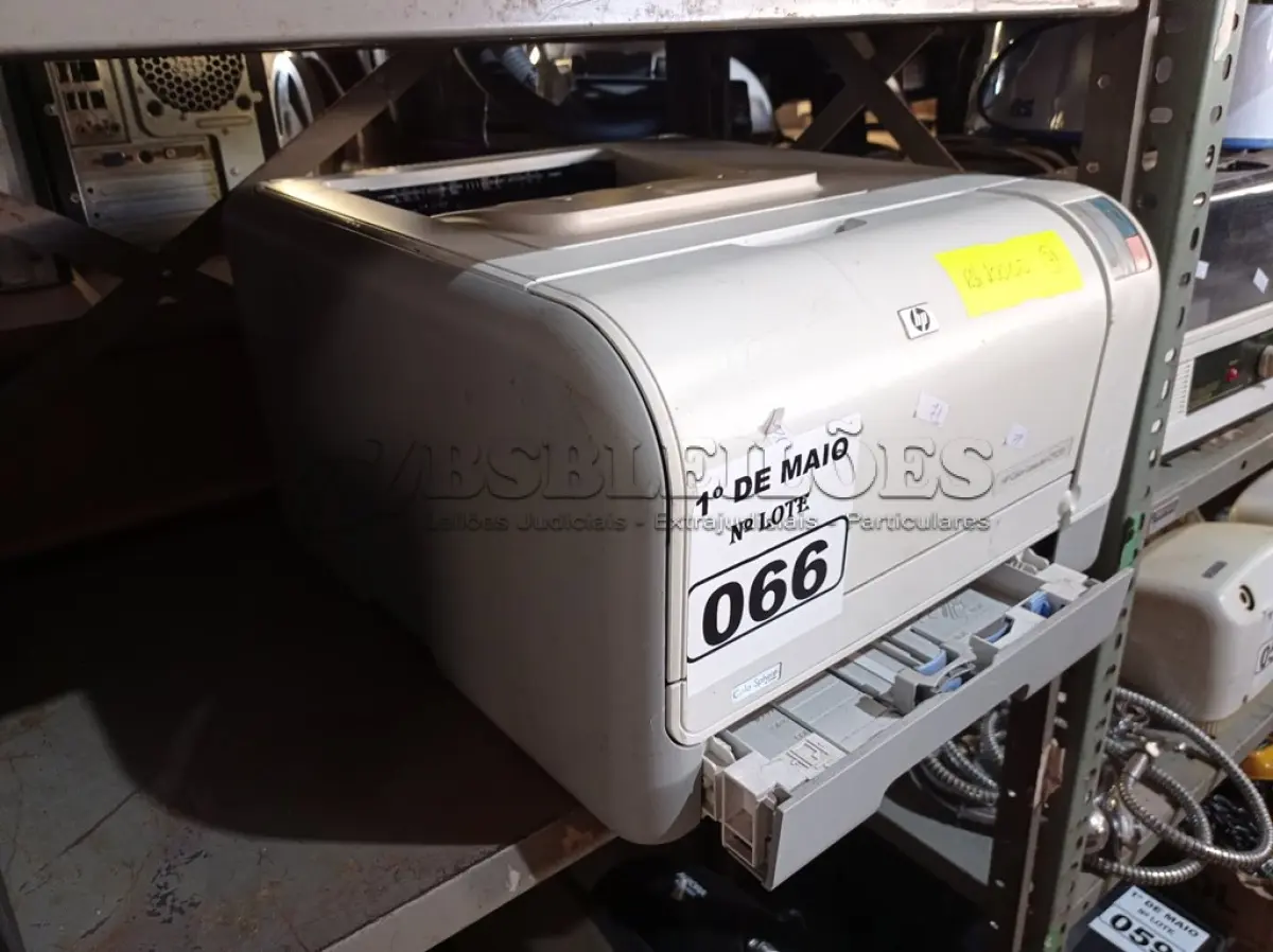 LOTE 066 - 01 IMPRESSORA HP COLOR LASER JET CP1215. (NO ESTADO) ATENÇÃO! FAZER A VISITAÇÃO ANTES DE ARREMATAR, NÃO SABEMOS SE FUNCIONA. LEILÃO NÃO TEM GARANTIA E NEM DEVOLUÇÃO, SUJEITO A POSSÍVEIS AVARIAS VISÍVEIS/OCULTAS E/OU AUSÊNCIA DE COMPONENTES.