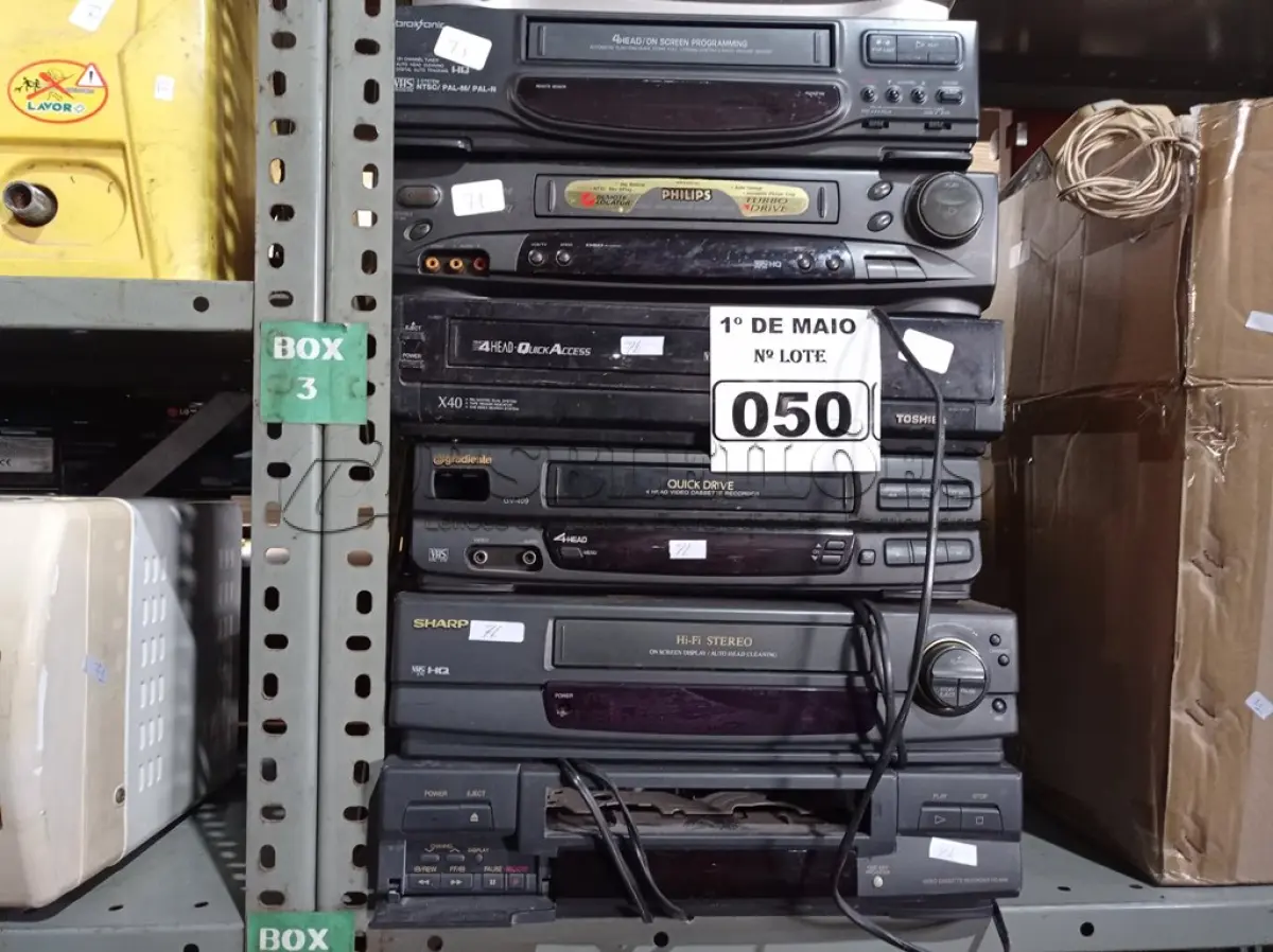 LOTE 050 - 07 APARELHOS DE VIDEOCASSETE MARCAS E MODELOS DIVERSOS. (NO ESTADO) ATENÇÃO! FAZER A VISITAÇÃO ANTES DE ARREMATAR, NÃO SABEMOS SE FUNCIONA. LEILÃO NÃO TEM GARANTIA E NEM DEVOLUÇÃO, SUJEITO A POSSÍVEIS AVARIAS VISÍVEIS/OCULTAS E/OU AUSÊNCIA DE COMPONENTES.