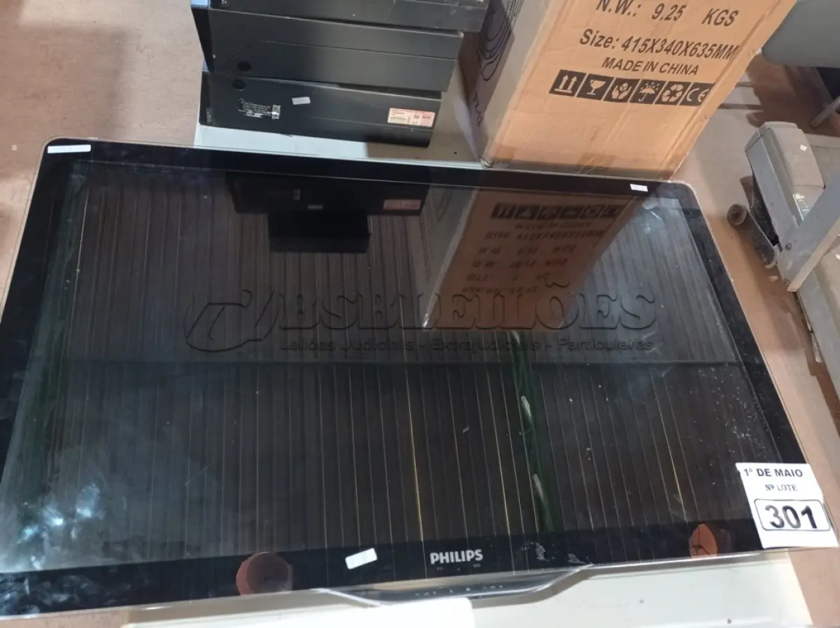 LOTE 301 - 01 TV PHILIPS 40” POL PARA RETIRADA DE PEÇAS. (NO ESTADO) ATENÇÃO! FAZER A VISITAÇÃO ANTES DE ARREMATAR, NÃO SABEMOS SE FUNCIONA. LEILÃO NÃO TEM GARANTIA E NEM DEVOLUÇÃO, SUJEITO A POSSÍVEIS AVARIAS VISÍVEIS/OCULTAS E/OU AUSÊNCIA DE COMPONENTES.