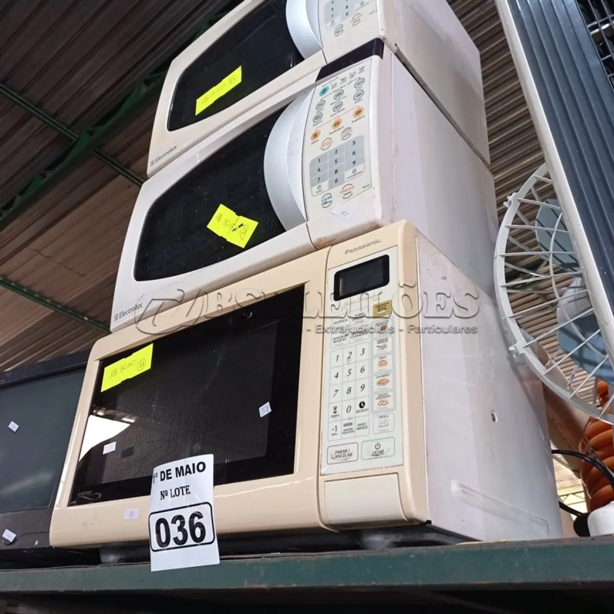 LOTE 036 - 03 MICRO-ONDAS MARCAS E MODELOS DIVERSOS. (NO ESTADO) ATENÇÃO! FAZER A VISITAÇÃO ANTES DE ARREMATAR, NÃO SABEMOS SE FUNCIONA. LEILÃO NÃO TEM GARANTIA E NEM DEVOLUÇÃO, SUJEITO A POSSÍVEIS AVARIAS VISÍVEIS/OCULTAS E/OU AUSÊNCIA DE COMPONENTES.