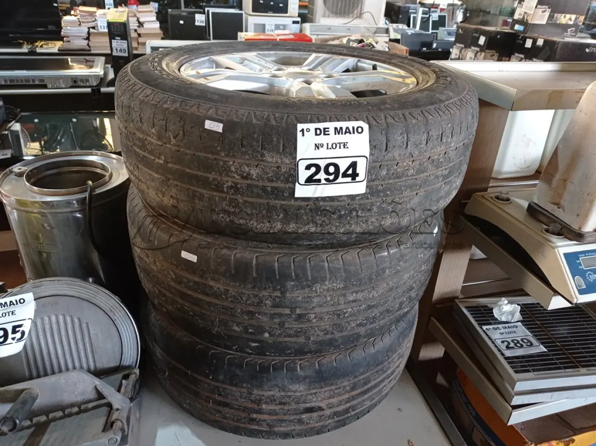LOTE 294 - 03 RODAS DE LIGA LEVES 05 FUROS DA LIFAN COM PNEUS USADOS NAS MEDIDAS 235/60/16.  (NO ESTADO) ATENÇÃO! FAZER A VISITAÇÃO ANTES DE ARREMATAR, NÃO SABEMOS SE FUNCIONA. LEILÃO NÃO TEM GARANTIA E NEM DEVOLUÇÃO, SUJEITO A POSSÍVEIS AVARIAS VISÍVEIS/OCULTAS E/OU AUSÊNCIA DE COMPONENTES.