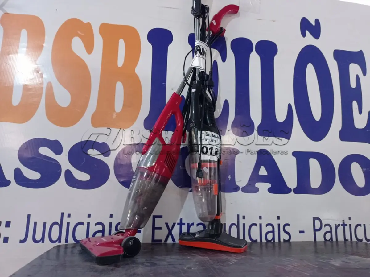 LOTE 018 - 02 ASPIRADORES DE PÓ MARCAS E MODELOS DIVERSOS. (NO ESTADO) ATENÇÃO! FAZER A VISITAÇÃO ANTES DE ARREMATAR, NÃO SABEMOS SE FUNCIONA. LEILÃO NÃO TEM GARANTIA E NEM DEVOLUÇÃO, SUJEITO A POSSÍVEIS AVARIAS VISÍVEIS/OCULTAS E/OU AUSÊNCIA DE COMPONENTES.