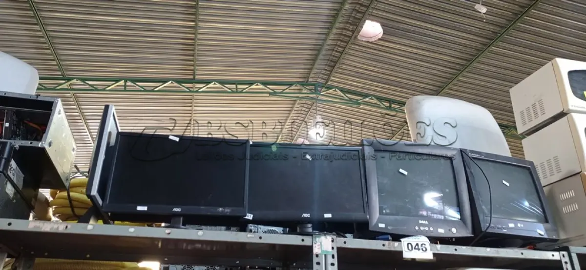 LOTE 046 - 01 LOTE COM VÁRIOS MONITORES MARCAS E MODELOS DIVERSOS. (NO ESTADO) ATENÇÃO! FAZER A VISITAÇÃO ANTES DE ARREMATAR, NÃO SABEMOS SE FUNCIONA. LEILÃO NÃO TEM GARANTIA E NEM DEVOLUÇÃO, SUJEITO A POSSÍVEIS AVARIAS VISÍVEIS/OCULTAS E/OU AUSÊNCIA DE COMPONENTES.