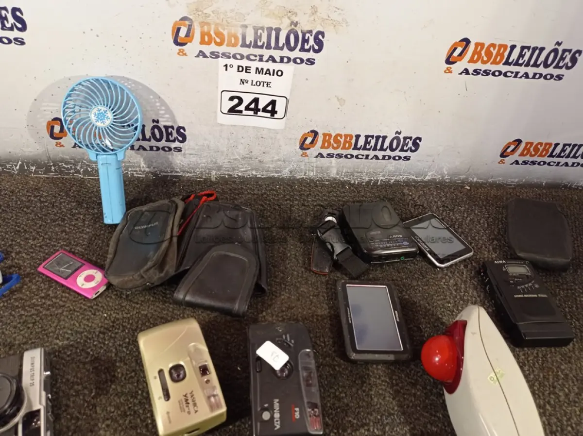 LOTE 244 - 01 LOTE COM MATERIAIS DIVERSOS. (NO ESTADO) ATENÇÃO! FAZER A VISITAÇÃO ANTES DE ARREMATAR, NÃO SABEMOS SE FUNCIONA. LEILÃO NÃO TEM GARANTIA E NEM DEVOLUÇÃO, SUJEITO A POSSÍVEIS AVARIAS VISÍVEIS/OCULTAS E/OU AUSÊNCIA DE COMPONENTES.