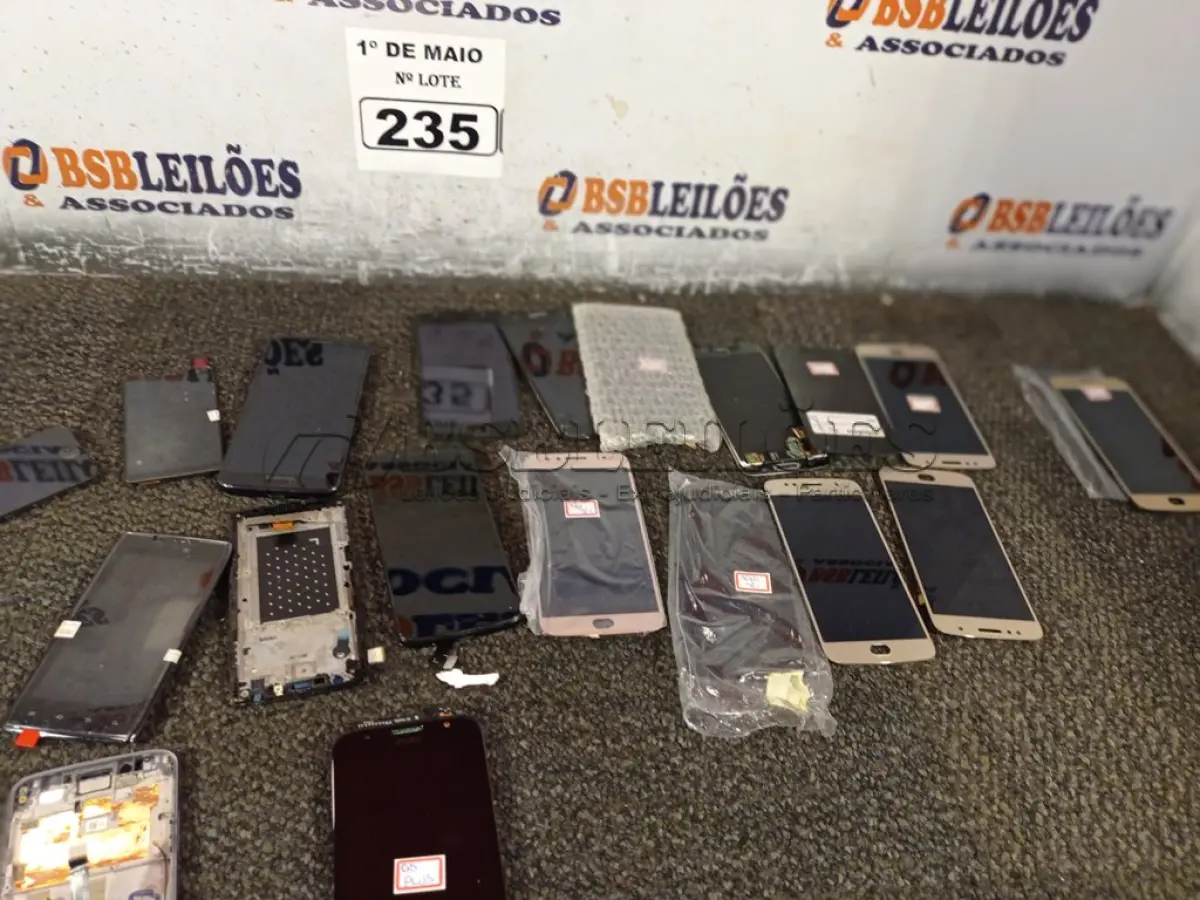 LOTE 235 - 01 LOTE COM VÁRIAS TELAS PARA CELULAR DIVERSOS. (NO ESTADO) ATENÇÃO! FAZER A VISITAÇÃO ANTES DE ARREMATAR, NÃO SABEMOS SE FUNCIONA. LEILÃO NÃO TEM GARANTIA E NEM DEVOLUÇÃO, SUJEITO A POSSÍVEIS AVARIAS VISÍVEIS/OCULTAS E/OU AUSÊNCIA DE COMPONENTES.