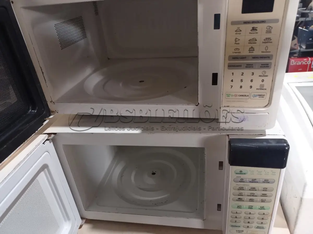 LOTE 155 - 04 MICRO-ONDAS MARCAS E MODELOS DIVERSOS. (NO ESTADO) ATENÇÃO! FAZER A VISITAÇÃO ANTES DE ARREMATAR, NÃO SABEMOS SE FUNCIONA. LEILÃO NÃO TEM GARANTIA E NEM DEVOLUÇÃO, SUJEITO A POSSÍVEIS AVARIAS VISÍVEIS/OCULTAS E/OU AUSÊNCIA DE COMPONENTES.