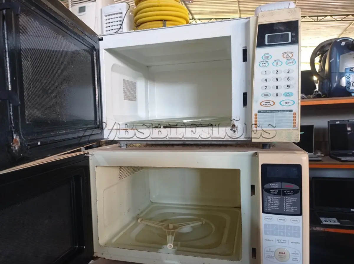 LOTE 139 - 03 MICRO-ONDAS MARCAS E MODELOS DIVERSOS. (NO ESTADO) ATENÇÃO! FAZER A VISITAÇÃO ANTES DE ARREMATAR, NÃO SABEMOS SE FUNCIONA. LEILÃO NÃO TEM GARANTIA E NEM DEVOLUÇÃO, SUJEITO A POSSÍVEIS AVARIAS VISÍVEIS/OCULTAS E/OU AUSÊNCIA DE COMPONENTES.