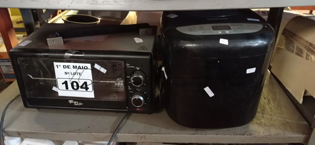 LOTE 104 - 01 FORNO ELÉTRICO E 01 MÁQUINA DE FAZER PÃO MARCA SUGGAR 220V. (NO ESTADO) ATENÇÃO! FAZER A VISITAÇÃO ANTES DE ARREMATAR, NÃO SABEMOS SE FUNCIONA. LEILÃO NÃO TEM GARANTIA E NEM DEVOLUÇÃO, SUJEITO A POSSÍVEIS AVARIAS VISÍVEIS/OCULTAS E/OU AUSÊNCIA DE COMPONENTES.
