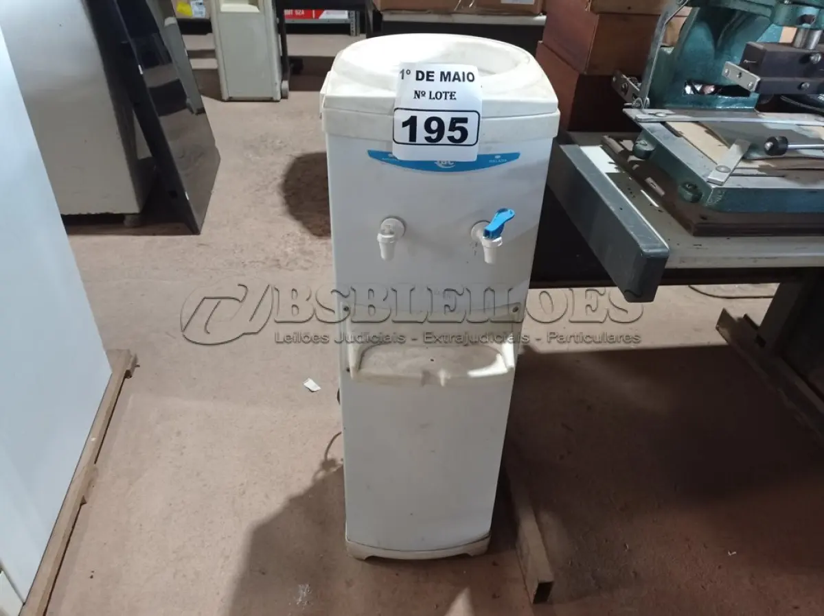 LOTE 195 - 01 BEBEDOURO PARA GARRAFÃO 220V. (NO ESTADO) ATENÇÃO! FAZER A VISITAÇÃO ANTES DE ARREMATAR, NÃO SABEMOS SE FUNCIONA. LEILÃO NÃO TEM GARANTIA E NEM DEVOLUÇÃO, SUJEITO A POSSÍVEIS AVARIAS VISÍVEIS/OCULTAS E/OU AUSÊNCIA DE COMPONENTES.