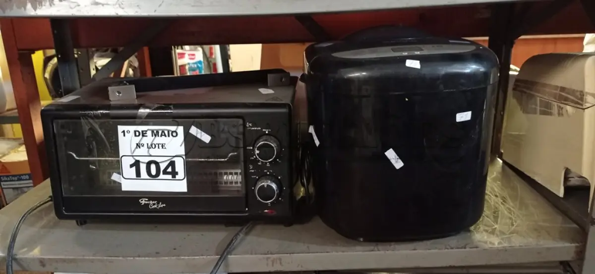 LOTE 104 - 01 FORNO ELÉTRICO E 01 MÁQUINA DE FAZER PÃO MARCA SUGGAR 220V. (NO ESTADO) ATENÇÃO! FAZER A VISITAÇÃO ANTES DE ARREMATAR, NÃO SABEMOS SE FUNCIONA. LEILÃO NÃO TEM GARANTIA E NEM DEVOLUÇÃO, SUJEITO A POSSÍVEIS AVARIAS VISÍVEIS/OCULTAS E/OU AUSÊNCIA DE COMPONENTES.