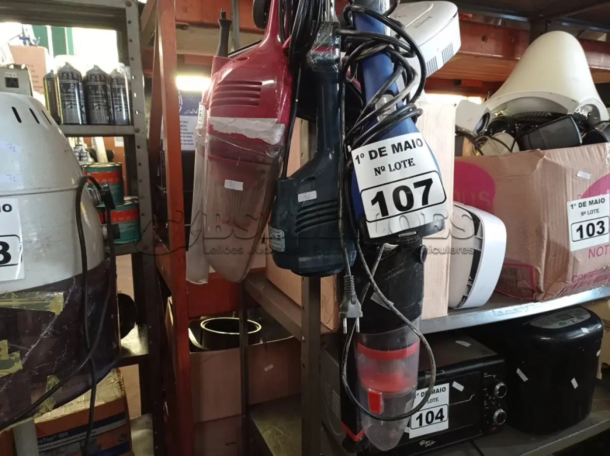 LOTE 107 - 04 ASPIRADORES DE PÓ MARCAS E MODELOS DIVERSOS. (NO ESTADO) ATENÇÃO! FAZER A VISITAÇÃO ANTES DE ARREMATAR, NÃO SABEMOS SE FUNCIONA. LEILÃO NÃO TEM GARANTIA E NEM DEVOLUÇÃO, SUJEITO A POSSÍVEIS AVARIAS VISÍVEIS/OCULTAS E/OU AUSÊNCIA DE COMPONENTES.