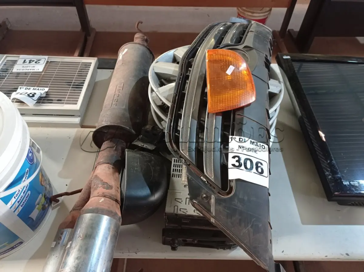 LOTE 306 - 01 LOTE COM PEÇAS DE CARRO DIVERSAS. (NO ESTADO) ATENÇÃO! FAZER A VISITAÇÃO ANTES DE ARREMATAR, NÃO SABEMOS SE FUNCIONA. LEILÃO NÃO TEM GARANTIA E NEM DEVOLUÇÃO, SUJEITO A POSSÍVEIS AVARIAS VISÍVEIS/OCULTAS E/OU AUSÊNCIA DE COMPONENTES.