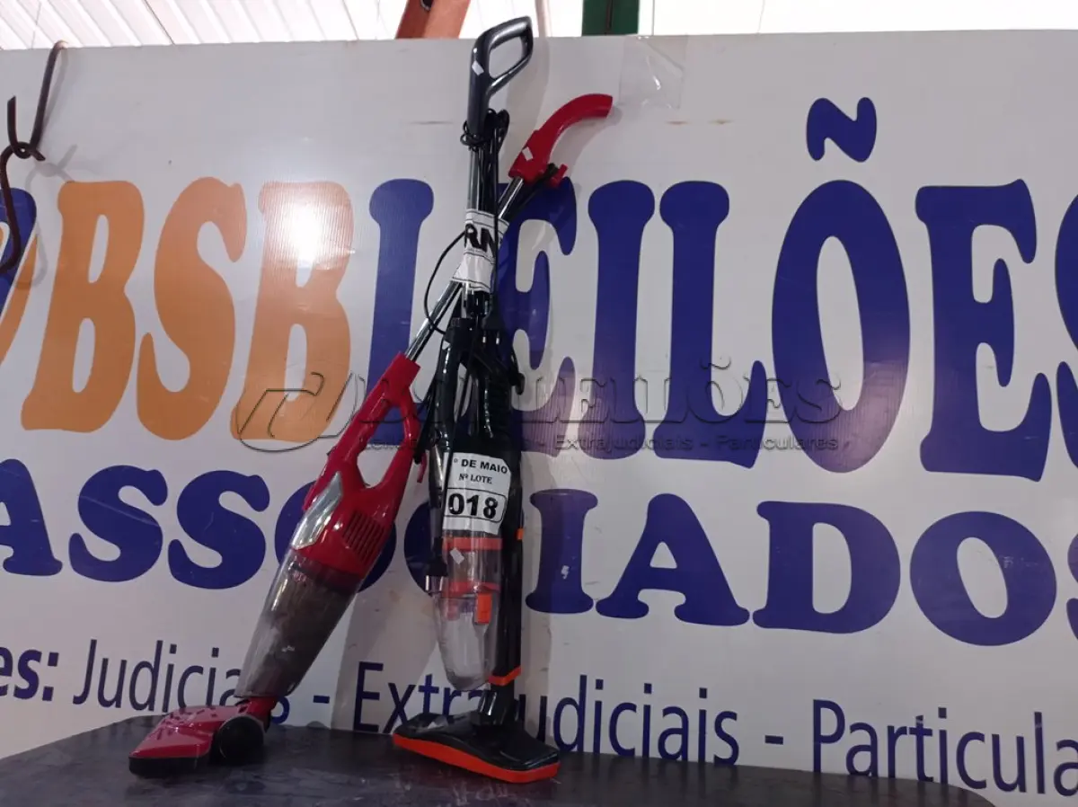 LOTE 018 - 02 ASPIRADORES DE PÓ MARCAS E MODELOS DIVERSOS. (NO ESTADO) ATENÇÃO! FAZER A VISITAÇÃO ANTES DE ARREMATAR, NÃO SABEMOS SE FUNCIONA. LEILÃO NÃO TEM GARANTIA E NEM DEVOLUÇÃO, SUJEITO A POSSÍVEIS AVARIAS VISÍVEIS/OCULTAS E/OU AUSÊNCIA DE COMPONENTES.