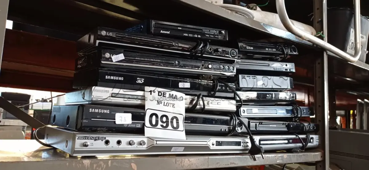 LOTE 090 - 14 APARELHOS DE DVD MARCAS E MODELOS DIVERSOS. (NO ESTADO) ATENÇÃO! FAZER A VISITAÇÃO ANTES DE ARREMATAR, NÃO SABEMOS SE FUNCIONA. LEILÃO NÃO TEM GARANTIA E NEM DEVOLUÇÃO, SUJEITO A POSSÍVEIS AVARIAS VISÍVEIS/OCULTAS E/OU AUSÊNCIA DE COMPONENTES.