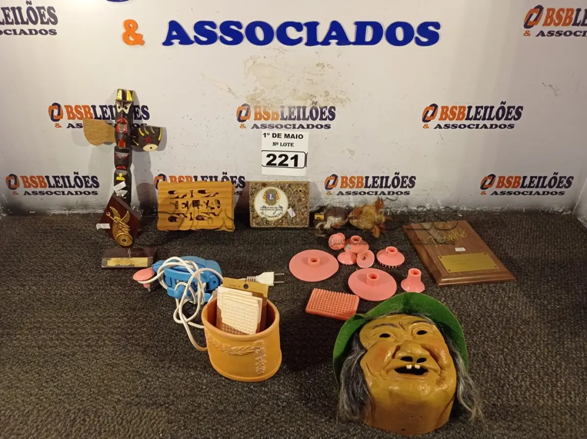 LOTE 221 - 01 LOTE COM ENFEITES DIVERSOS. (NO ESTADO) ATENÇÃO! FAZER A VISITAÇÃO ANTES DE ARREMATAR, NÃO SABEMOS SE FUNCIONA. LEILÃO NÃO TEM GARANTIA E NEM DEVOLUÇÃO, SUJEITO A POSSÍVEIS AVARIAS VISÍVEIS/OCULTAS E/OU AUSÊNCIA DE COMPONENTES.