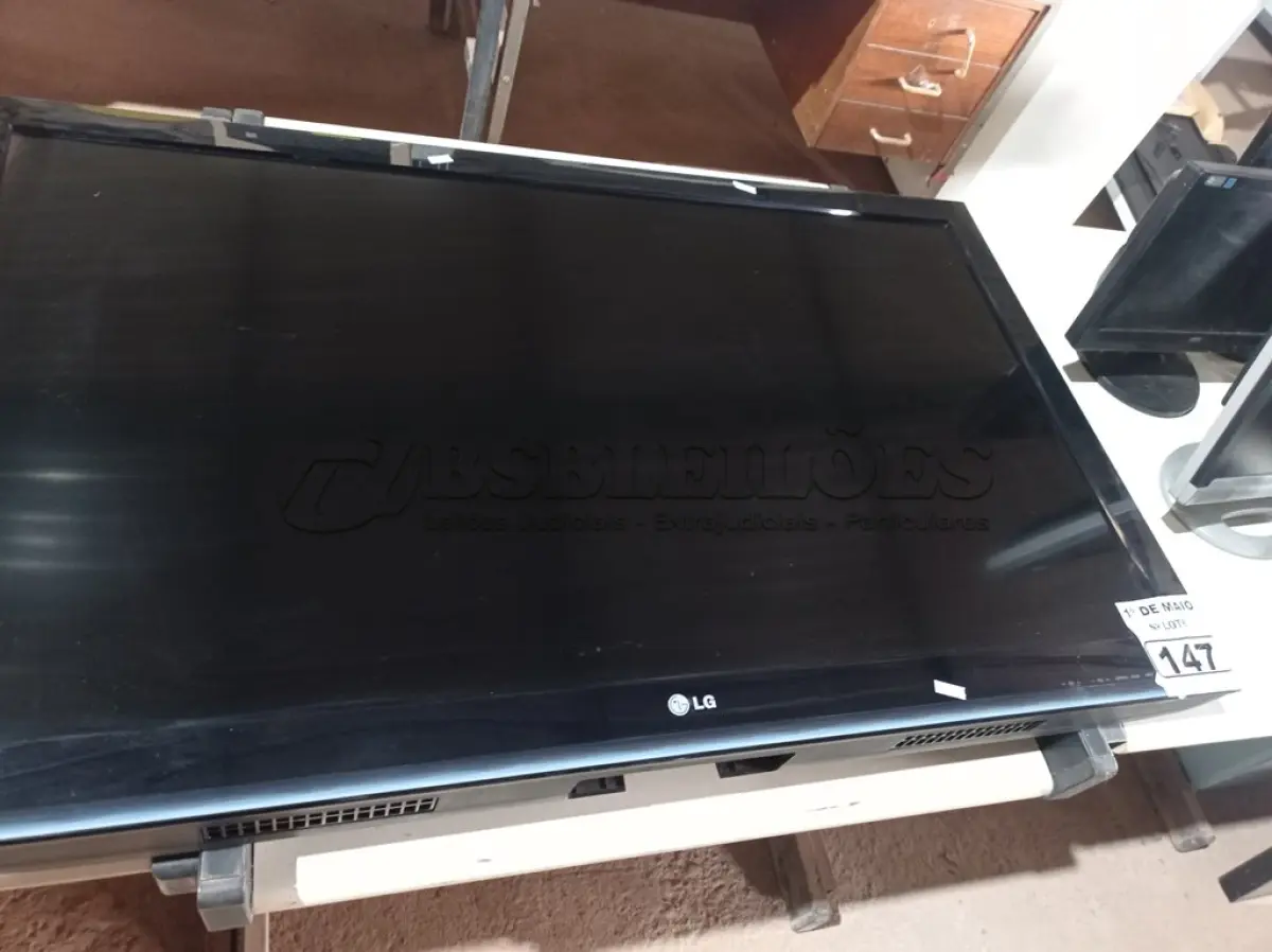 LOTE 147 - 01 TV LG 47” POL PARA RETIRADA DE PEÇAS. (NO ESTADO) ATENÇÃO! FAZER A VISITAÇÃO ANTES DE ARREMATAR, NÃO SABEMOS SE FUNCIONA. LEILÃO NÃO TEM GARANTIA E NEM DEVOLUÇÃO, SUJEITO A POSSÍVEIS AVARIAS VISÍVEIS/OCULTAS E/OU AUSÊNCIA DE COMPONENTES.