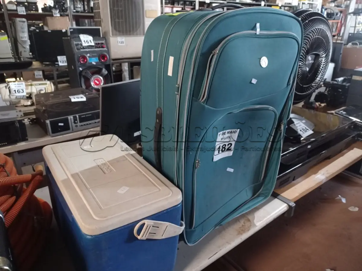 LOTE 182 - 01 MALA DE VIAGEM E 01 COOLER. (NO ESTADO) ATENÇÃO! FAZER A VISITAÇÃO ANTES DE ARREMATAR, NÃO SABEMOS SE FUNCIONA. LEILÃO NÃO TEM GARANTIA E NEM DEVOLUÇÃO, SUJEITO A POSSÍVEIS AVARIAS VISÍVEIS/OCULTAS E/OU AUSÊNCIA DE COMPONENTES.