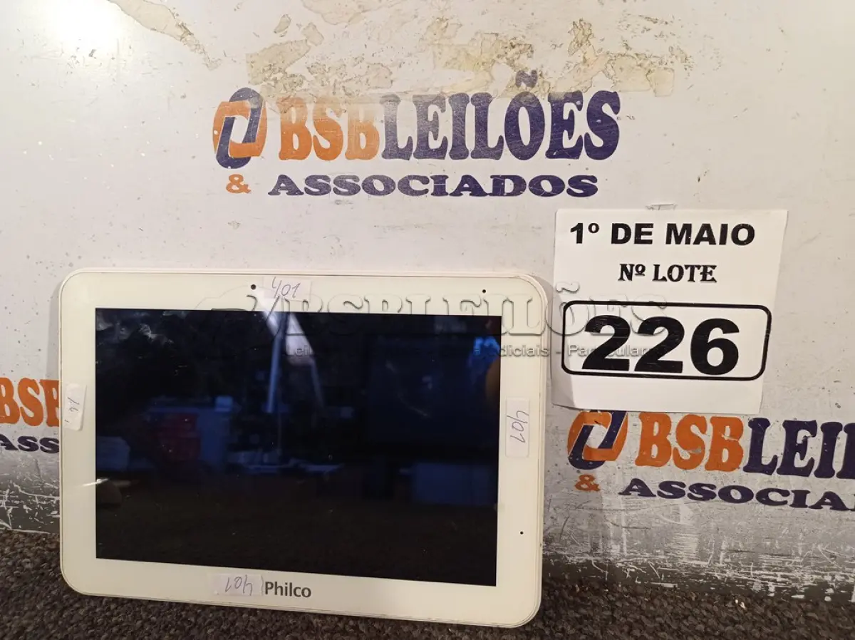 LOTE 226 - 01 TABLET MARCA PHILCO. (NO ESTADO) ATENÇÃO! FAZER A VISITAÇÃO ANTES DE ARREMATAR, NÃO SABEMOS SE FUNCIONA. LEILÃO NÃO TEM GARANTIA E NEM DEVOLUÇÃO, SUJEITO A POSSÍVEIS AVARIAS VISÍVEIS/OCULTAS E/OU AUSÊNCIA DE COMPONENTES.
