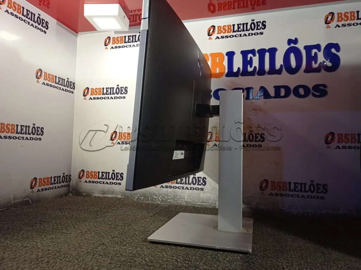 LOTE 043 - 01 MONITOR MARCA HP. (NO ESTADO) ATENÇÃO! FAZER A VISITAÇÃO ANTES DE ARREMATAR, NÃO SABEMOS SE FUNCIONA. LEILÃO NÃO TEM GARANTIA E NEM DEVOLUÇÃO, SUJEITO A POSSÍVEIS AVARIAS VISÍVEIS/OCULTAS E/OU AUSÊNCIA DE COMPONENTES.