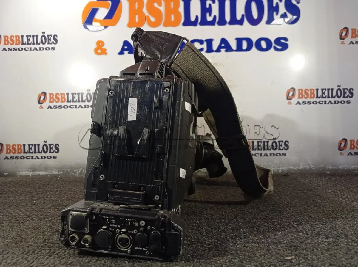 LOTE 188 - 01 FILMADORA MARCA PANASONIC. (NO ESTADO) ATENÇÃO! FAZER A VISITAÇÃO ANTES DE ARREMATAR, NÃO SABEMOS SE FUNCIONA. LEILÃO NÃO TEM GARANTIA E NEM DEVOLUÇÃO, SUJEITO A POSSÍVEIS AVARIAS VISÍVEIS/OCULTAS E/OU AUSÊNCIA DE COMPONENTES.