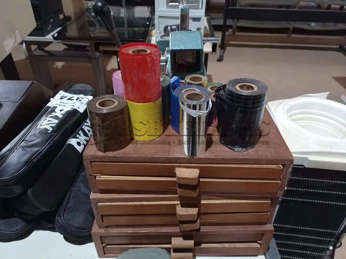 LOTE 196 - 01 MÁQUINA PARA TIPOGRAFIA COM ACESSÓRIOS. (NO ESTADO) ATENÇÃO! FAZER A VISITAÇÃO ANTES DE ARREMATAR, NÃO SABEMOS SE FUNCIONA. LEILÃO NÃO TEM GARANTIA E NEM DEVOLUÇÃO, SUJEITO A POSSÍVEIS AVARIAS VISÍVEIS/OCULTAS E/OU AUSÊNCIA DE COMPONENTES.