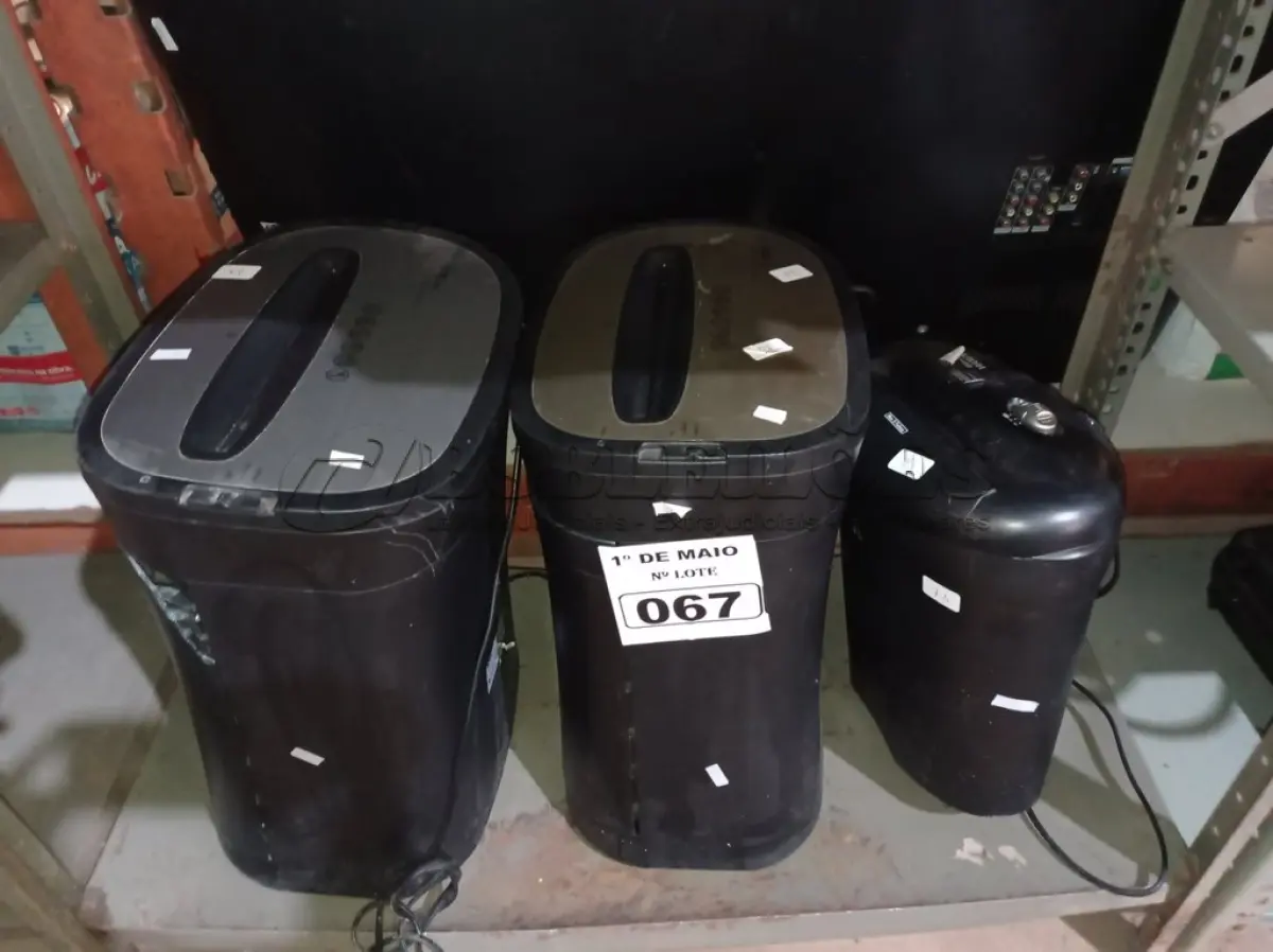 LOTE 067 - 03 FRAGMENTADORAS DE PAPEL MARCAS E MODELOS DIVERSOS. (NO ESTADO) ATENÇÃO! FAZER A VISITAÇÃO ANTES DE ARREMATAR, NÃO SABEMOS SE FUNCIONA. LEILÃO NÃO TEM GARANTIA E NEM DEVOLUÇÃO, SUJEITO A POSSÍVEIS AVARIAS VISÍVEIS/OCULTAS E/OU AUSÊNCIA DE COMPONENTES.