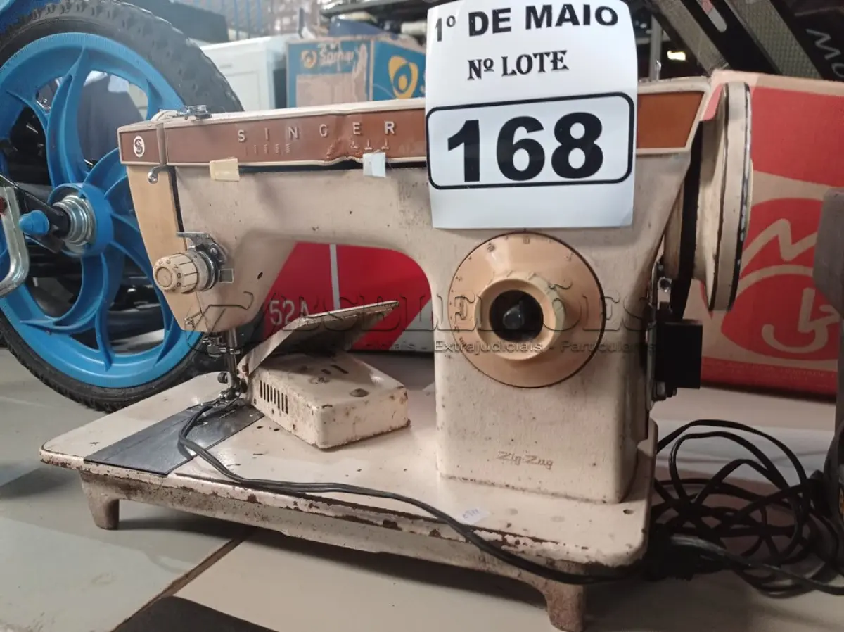 LOTE 168 - 01 MÁQUINA DE COSTURA MARCA SINGER. (NO ESTADO) ATENÇÃO! FAZER A VISITAÇÃO ANTES DE ARREMATAR, NÃO SABEMOS SE FUNCIONA. LEILÃO NÃO TEM GARANTIA E NEM DEVOLUÇÃO, SUJEITO A POSSÍVEIS AVARIAS VISÍVEIS/OCULTAS E/OU AUSÊNCIA DE COMPONENTES.
