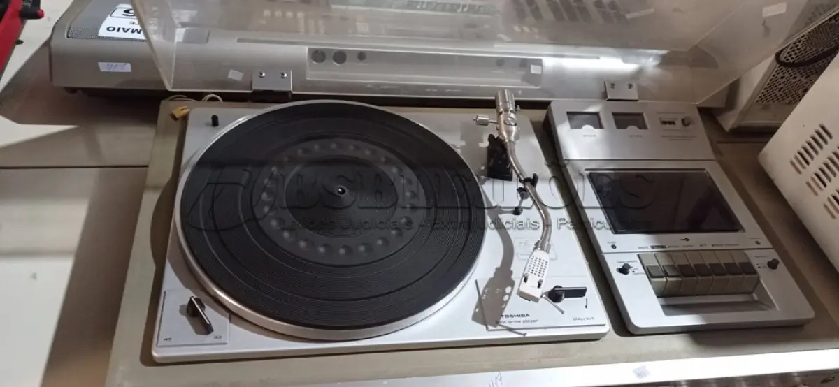 LOTE 157 - 01 TOCA DISCOS DE VINIL 2X1 MARCA TOSHIBA. (NO ESTADO) ATENÇÃO! FAZER A VISITAÇÃO ANTES DE ARREMATAR, NÃO SABEMOS SE FUNCIONA. LEILÃO NÃO TEM GARANTIA E NEM DEVOLUÇÃO, SUJEITO A POSSÍVEIS AVARIAS VISÍVEIS/OCULTAS E/OU AUSÊNCIA DE COMPONENTES.