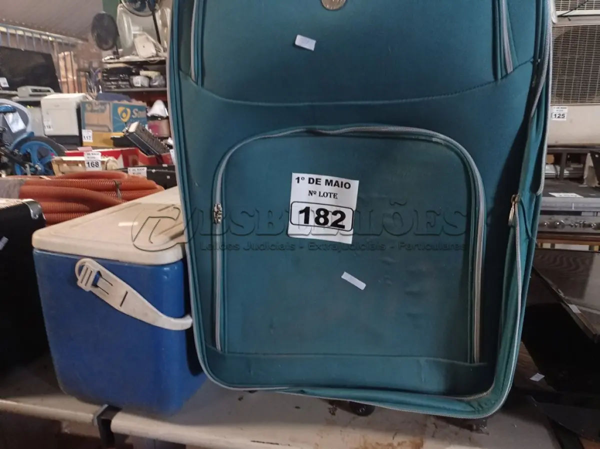 LOTE 182 - 01 MALA DE VIAGEM E 01 COOLER. (NO ESTADO) ATENÇÃO! FAZER A VISITAÇÃO ANTES DE ARREMATAR, NÃO SABEMOS SE FUNCIONA. LEILÃO NÃO TEM GARANTIA E NEM DEVOLUÇÃO, SUJEITO A POSSÍVEIS AVARIAS VISÍVEIS/OCULTAS E/OU AUSÊNCIA DE COMPONENTES.