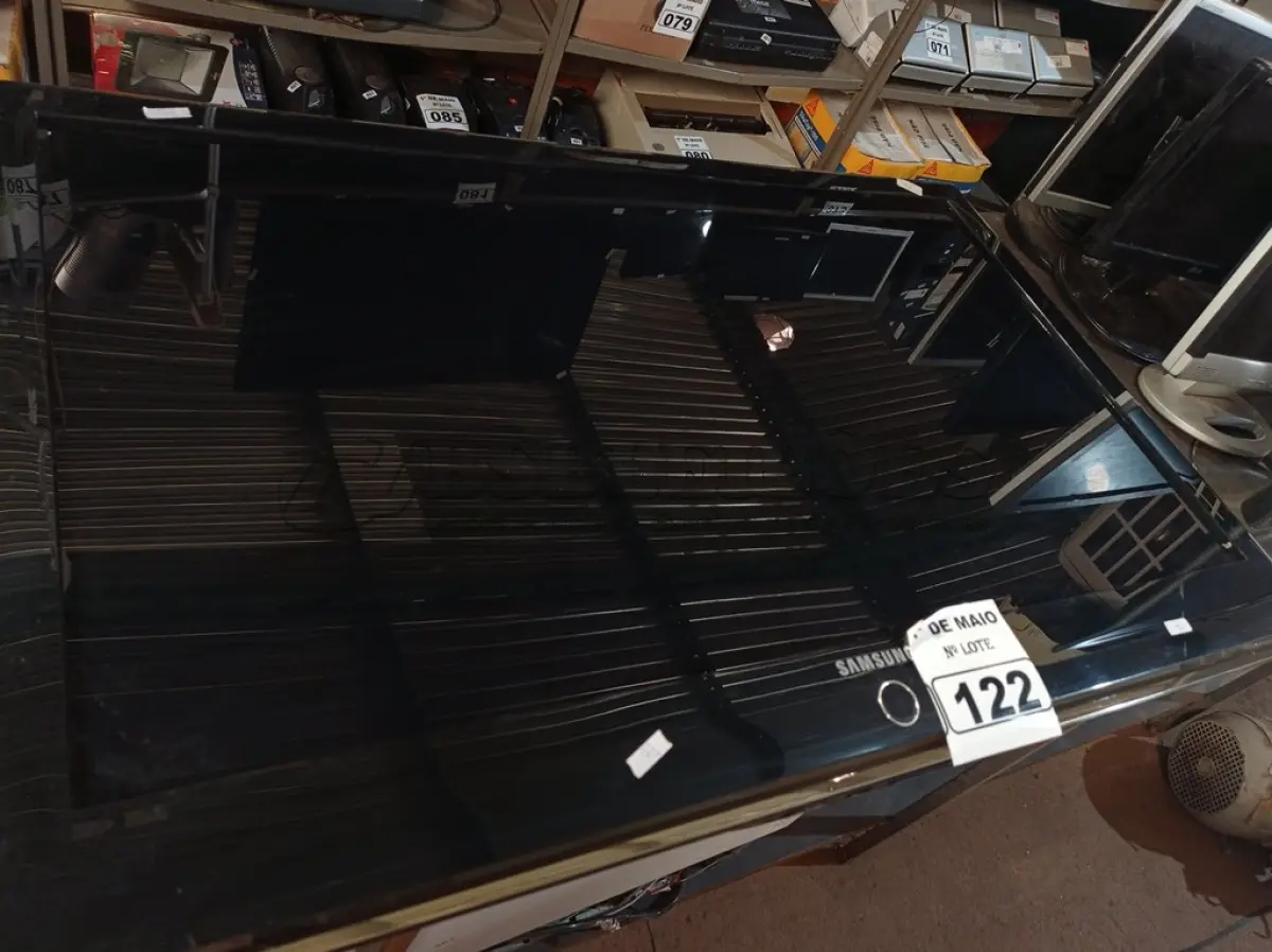 LOTE 122 - 01 TV SAMSUNG 40” POL PARA RETIRADA DE PEÇAS. (NO ESTADO) ATENÇÃO! FAZER A VISITAÇÃO ANTES DE ARREMATAR, NÃO SABEMOS SE FUNCIONA. LEILÃO NÃO TEM GARANTIA E NEM DEVOLUÇÃO, SUJEITO A POSSÍVEIS AVARIAS VISÍVEIS/OCULTAS E/OU AUSÊNCIA DE COMPONENTES.
