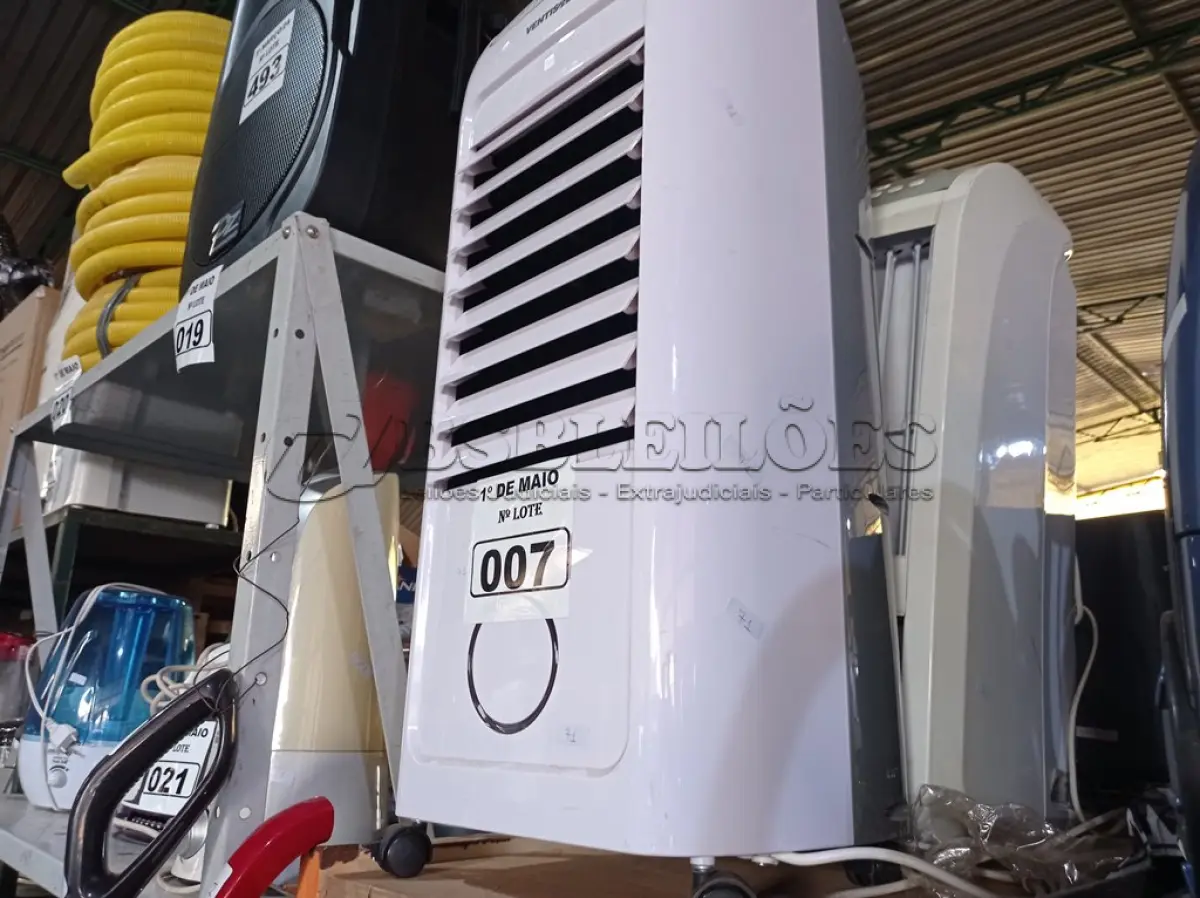 LOTE 007 - 02 CLIMATIZADORES DE AR MARCAS E MODELOS DIVERSOS. (NO ESTADO) ATENÇÃO! FAZER A VISITAÇÃO ANTES DE ARREMATAR, NÃO SABEMOS SE FUNCIONA. LEILÃO NÃO TEM GARANTIA E NEM DEVOLUÇÃO, SUJEITO A POSSÍVEIS AVARIAS VISÍVEIS/OCULTAS E/OU AUSÊNCIA DE COMPONENTES.