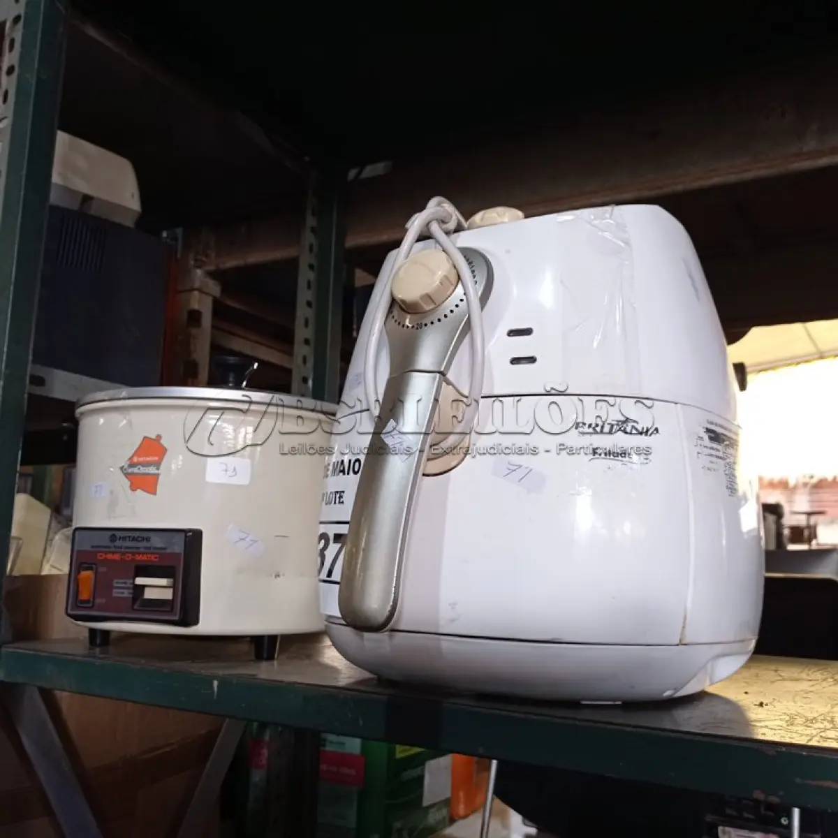 LOTE 037 - 01 AIRFRY BRITANIA 220V E 01 PANELA ELÉTRICA HITACHI. (NO ESTADO) ATENÇÃO! FAZER A VISITAÇÃO ANTES DE ARREMATAR, NÃO SABEMOS SE FUNCIONA. LEILÃO NÃO TEM GARANTIA E NEM DEVOLUÇÃO, SUJEITO A POSSÍVEIS AVARIAS VISÍVEIS/OCULTAS E/OU AUSÊNCIA DE COMPONENTES.