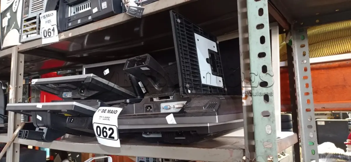 LOTE 062 - 08 MONITORES MARCAS E MODELOS DIVERSOS. (NO ESTADO) ATENÇÃO! FAZER A VISITAÇÃO ANTES DE ARREMATAR, NÃO SABEMOS SE FUNCIONA. LEILÃO NÃO TEM GARANTIA E NEM DEVOLUÇÃO, SUJEITO A POSSÍVEIS AVARIAS VISÍVEIS/OCULTAS E/OU AUSÊNCIA DE COMPONENTES.