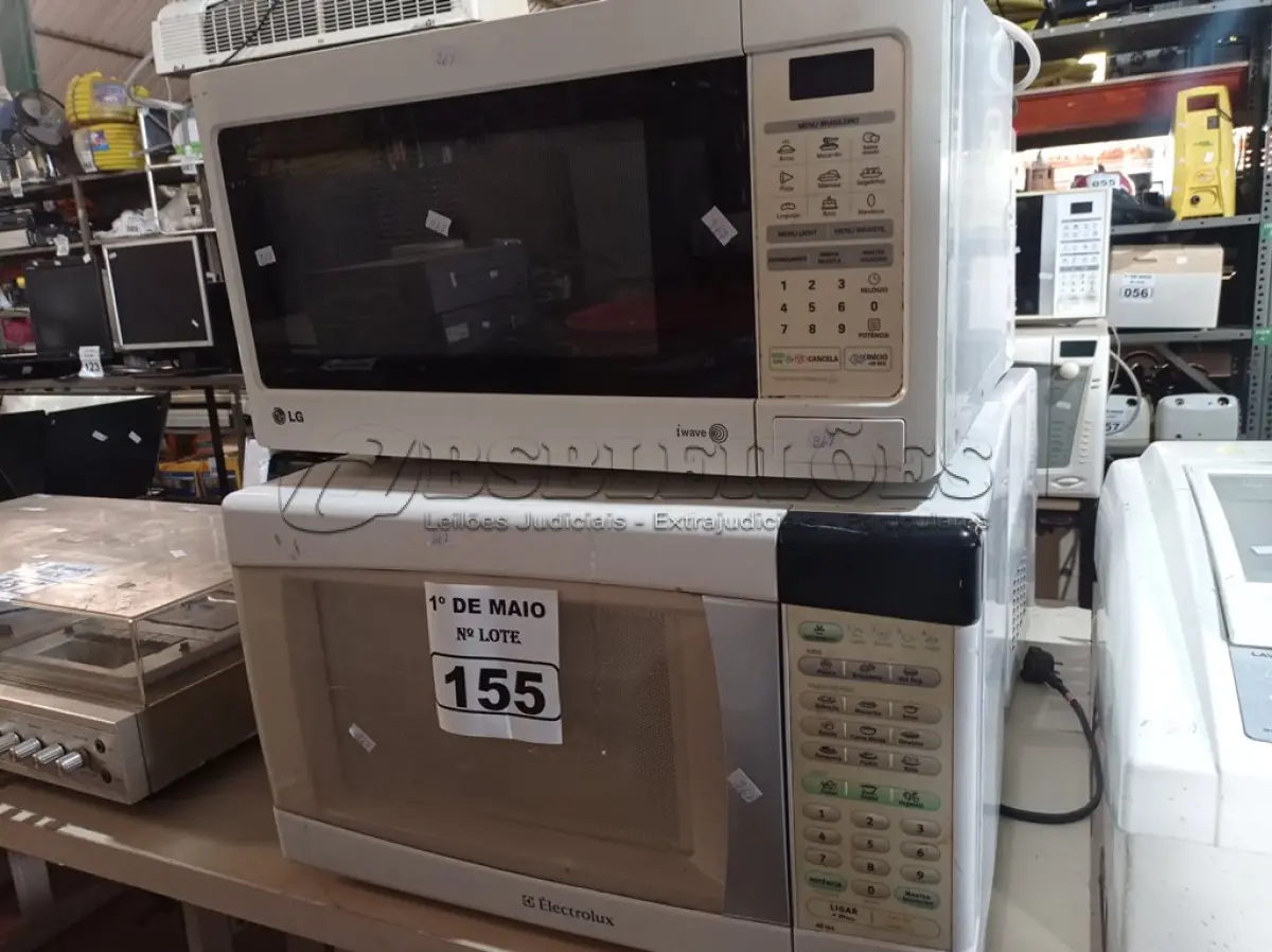 LOTE 155 - 04 MICRO-ONDAS MARCAS E MODELOS DIVERSOS. (NO ESTADO) ATENÇÃO! FAZER A VISITAÇÃO ANTES DE ARREMATAR, NÃO SABEMOS SE FUNCIONA. LEILÃO NÃO TEM GARANTIA E NEM DEVOLUÇÃO, SUJEITO A POSSÍVEIS AVARIAS VISÍVEIS/OCULTAS E/OU AUSÊNCIA DE COMPONENTES.