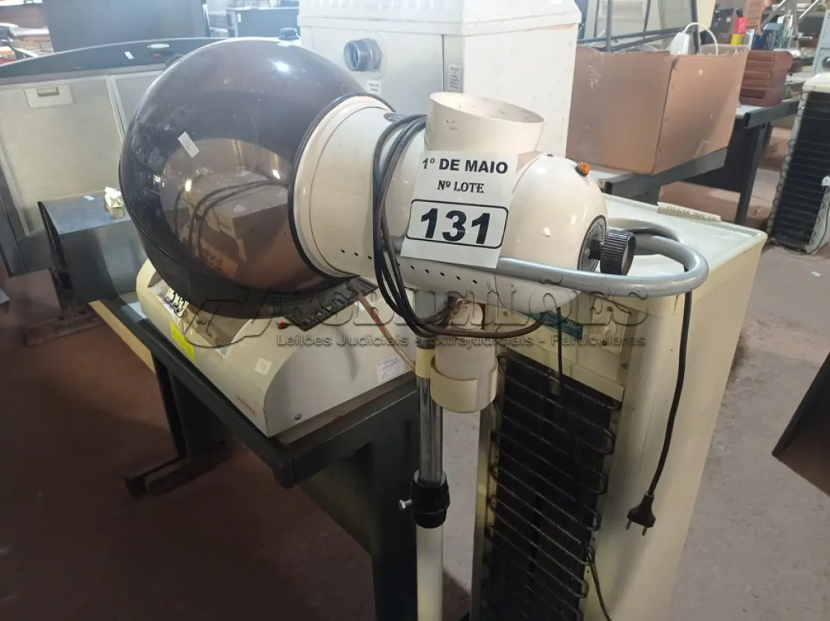 LOTE 131 - 01 SECADOR DE CABELO ANTIGO. (NO ESTADO) ATENÇÃO! FAZER A VISITAÇÃO ANTES DE ARREMATAR, NÃO SABEMOS SE FUNCIONA. LEILÃO NÃO TEM GARANTIA E NEM DEVOLUÇÃO, SUJEITO A POSSÍVEIS AVARIAS VISÍVEIS/OCULTAS E/OU AUSÊNCIA DE COMPONENTES.