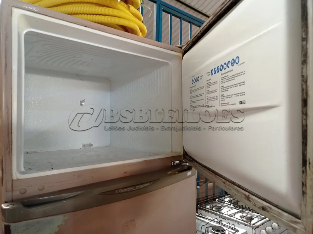 LOTE 321 - 01 GELADEIRA MARCA ELECTROLUX 220V. (NO ESTADO) ATENÇÃO! FAZER A VISITAÇÃO ANTES DE ARREMATAR, NÃO SABEMOS SE FUNCIONA. LEILÃO NÃO TEM GARANTIA E NEM DEVOLUÇÃO, SUJEITO A POSSÍVEIS AVARIAS VISÍVEIS/OCULTAS E/OU AUSÊNCIA DE COMPONENTES.