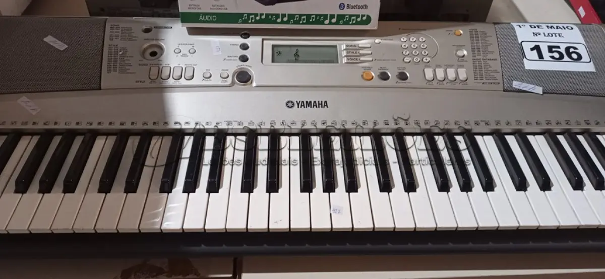 LOTE 156 - 01 TECLADO YAMAHA E 01 RADIO RELÓGIO DIGITAL. (NO ESTADO) ATENÇÃO! FAZER A VISITAÇÃO ANTES DE ARREMATAR, NÃO SABEMOS SE FUNCIONA. LEILÃO NÃO TEM GARANTIA E NEM DEVOLUÇÃO, SUJEITO A POSSÍVEIS AVARIAS VISÍVEIS/OCULTAS E/OU AUSÊNCIA DE COMPONENTES.