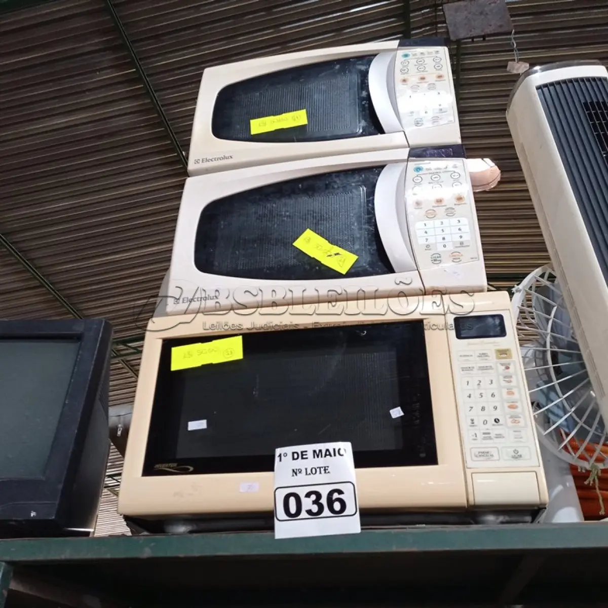 LOTE 036 - 03 MICRO-ONDAS MARCAS E MODELOS DIVERSOS. (NO ESTADO) ATENÇÃO! FAZER A VISITAÇÃO ANTES DE ARREMATAR, NÃO SABEMOS SE FUNCIONA. LEILÃO NÃO TEM GARANTIA E NEM DEVOLUÇÃO, SUJEITO A POSSÍVEIS AVARIAS VISÍVEIS/OCULTAS E/OU AUSÊNCIA DE COMPONENTES.