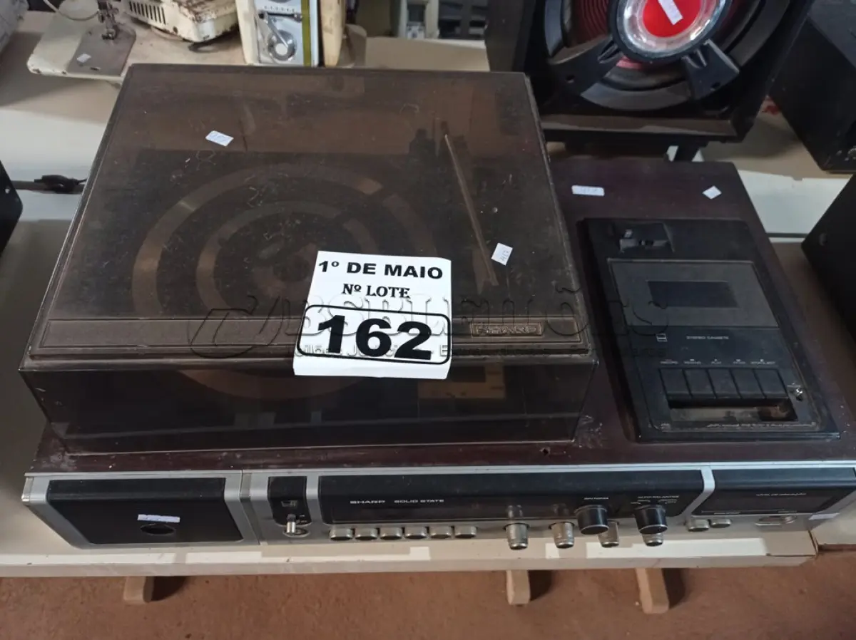 LOTE 162 - 01 TOCA DISCOS DE VINIL 2X1 MARCA SHARP. (NO ESTADO) ATENÇÃO! FAZER A VISITAÇÃO ANTES DE ARREMATAR, NÃO SABEMOS SE FUNCIONA. LEILÃO NÃO TEM GARANTIA E NEM DEVOLUÇÃO, SUJEITO A POSSÍVEIS AVARIAS VISÍVEIS/OCULTAS E/OU AUSÊNCIA DE COMPONENTES.