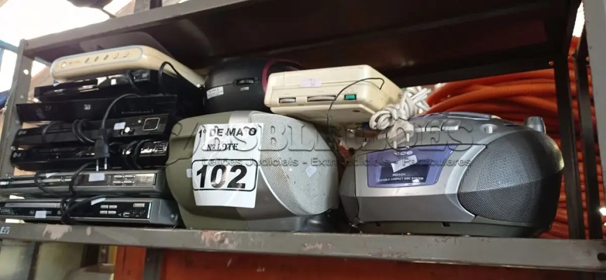 LOTE 102 - 03 APARELHOS DE SOM, 01 RADIO RELÓGIO E 07 APARELHOS DE DVD MARCAS E MODELOS DIVERSOS. (NO ESTADO) ATENÇÃO! FAZER A VISITAÇÃO ANTES DE ARREMATAR, NÃO SABEMOS SE FUNCIONA. LEILÃO NÃO TEM GARANTIA E NEM DEVOLUÇÃO, SUJEITO A POSSÍVEIS AVARIAS VISÍVEIS/OCULTAS E/OU AUSÊNCIA DE COMPONENTES.
