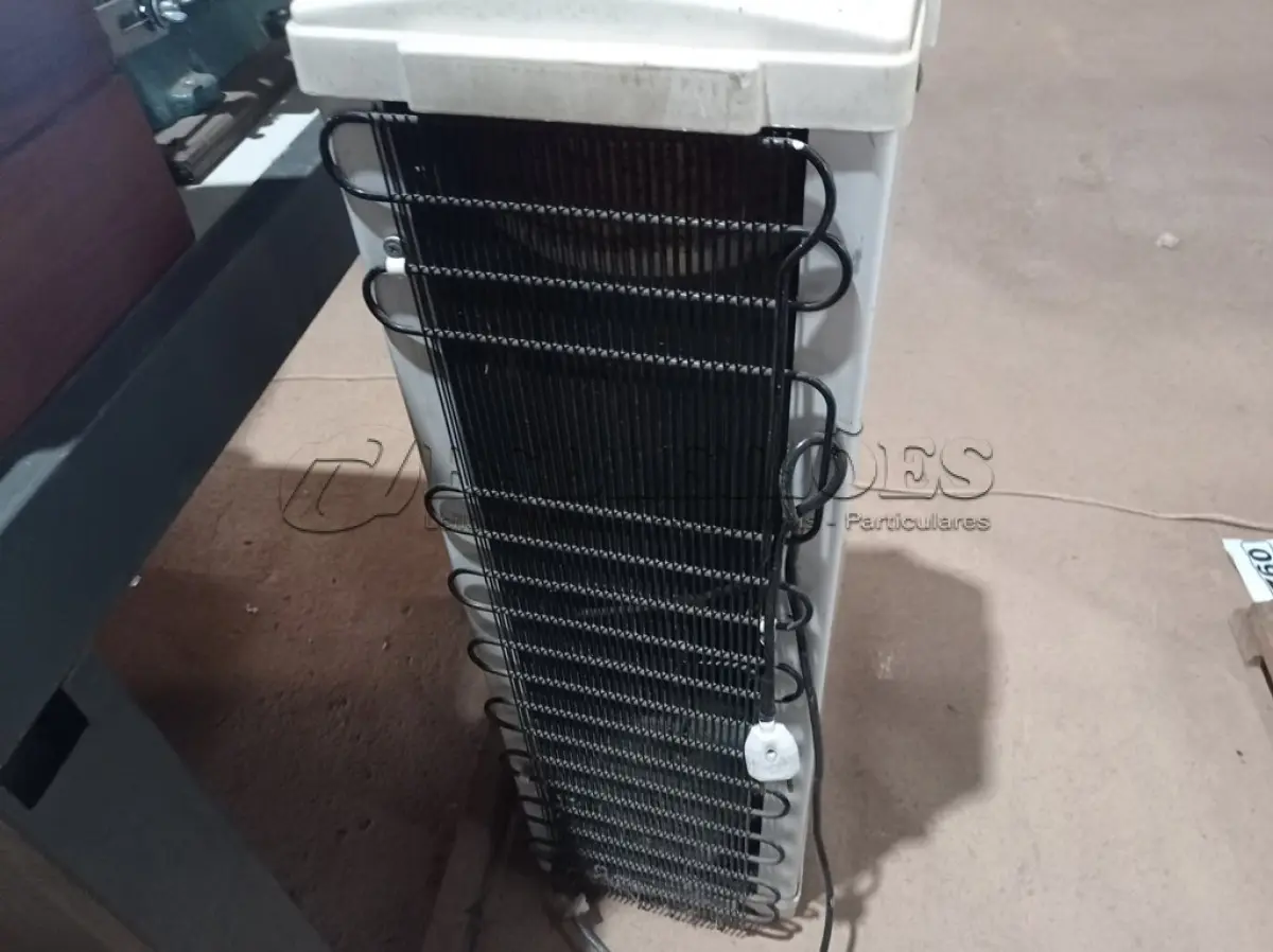 LOTE 195 - 01 BEBEDOURO PARA GARRAFÃO 220V. (NO ESTADO) ATENÇÃO! FAZER A VISITAÇÃO ANTES DE ARREMATAR, NÃO SABEMOS SE FUNCIONA. LEILÃO NÃO TEM GARANTIA E NEM DEVOLUÇÃO, SUJEITO A POSSÍVEIS AVARIAS VISÍVEIS/OCULTAS E/OU AUSÊNCIA DE COMPONENTES.