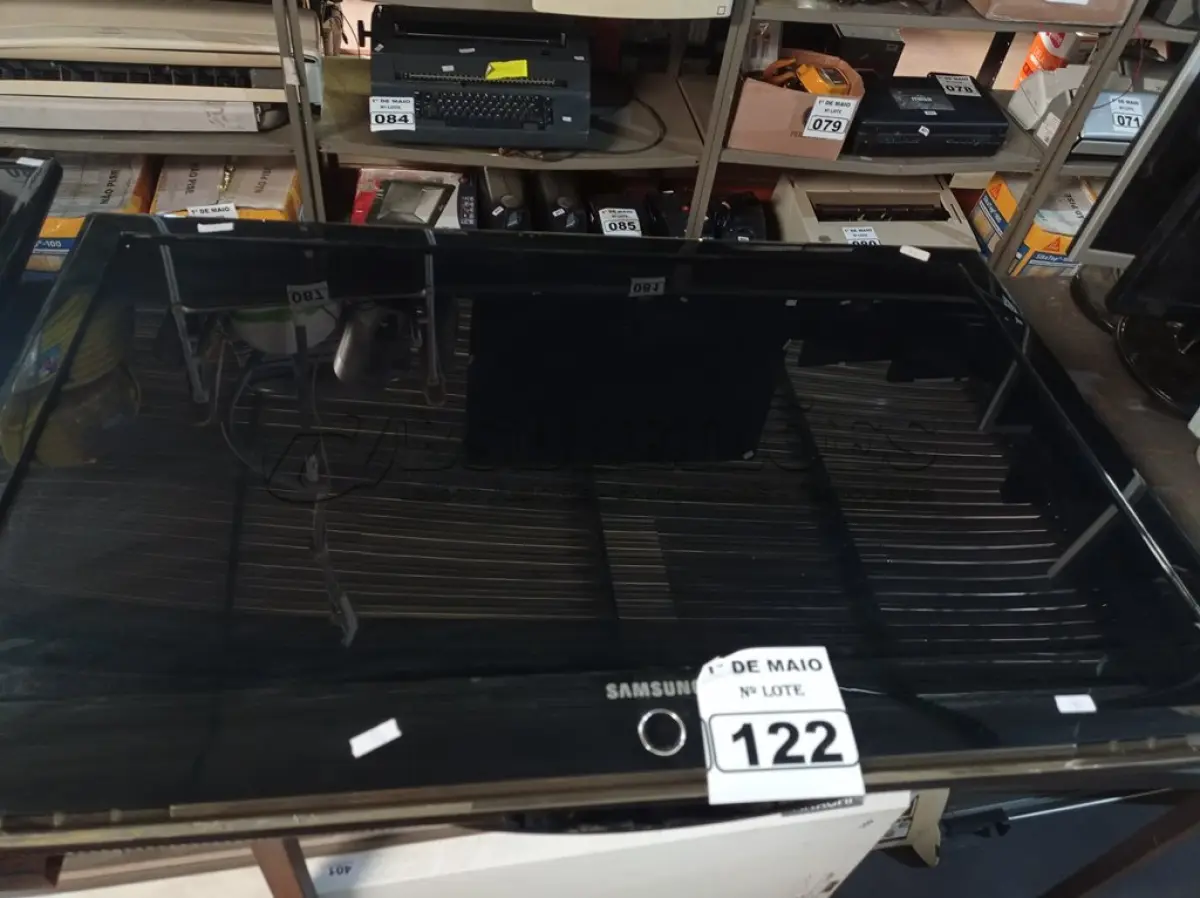 LOTE 122 - 01 TV SAMSUNG 40” POL PARA RETIRADA DE PEÇAS. (NO ESTADO) ATENÇÃO! FAZER A VISITAÇÃO ANTES DE ARREMATAR, NÃO SABEMOS SE FUNCIONA. LEILÃO NÃO TEM GARANTIA E NEM DEVOLUÇÃO, SUJEITO A POSSÍVEIS AVARIAS VISÍVEIS/OCULTAS E/OU AUSÊNCIA DE COMPONENTES.