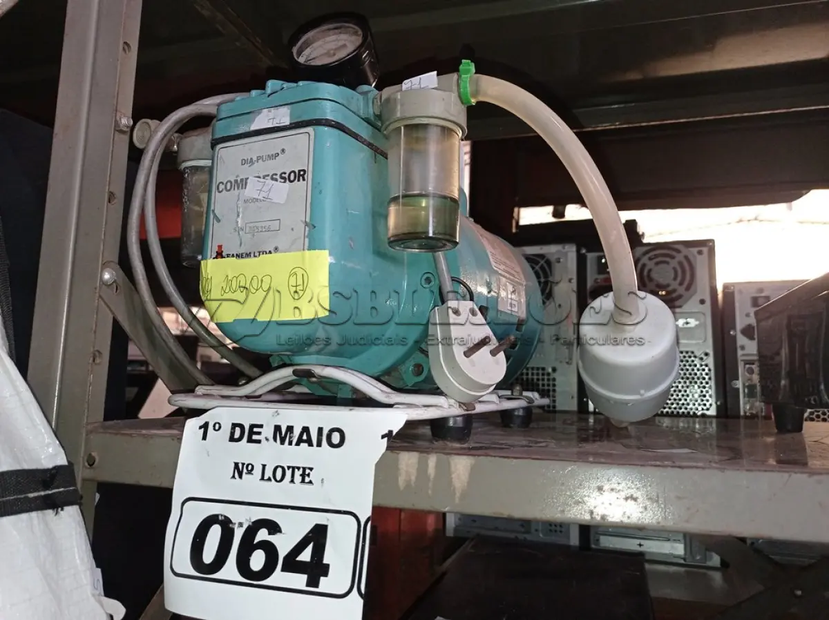 LOTE 064 - 01 BOMBA DE VÁCUO MARCA DIA-PUMP. (NO ESTADO) ATENÇÃO! FAZER A VISITAÇÃO ANTES DE ARREMATAR, NÃO SABEMOS SE FUNCIONA. LEILÃO NÃO TEM GARANTIA E NEM DEVOLUÇÃO, SUJEITO A POSSÍVEIS AVARIAS VISÍVEIS/OCULTAS E/OU AUSÊNCIA DE COMPONENTES.