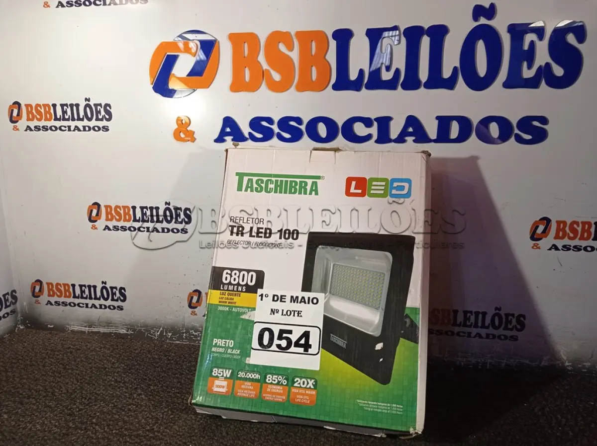 LOTE 054 - 01 REFLETOR TR LED 100 6.800 LUMENS LUZ QUENTE 3000K AUTOVOLT MARCA TASCHIBRA. (NOVO) (NO ESTADO)