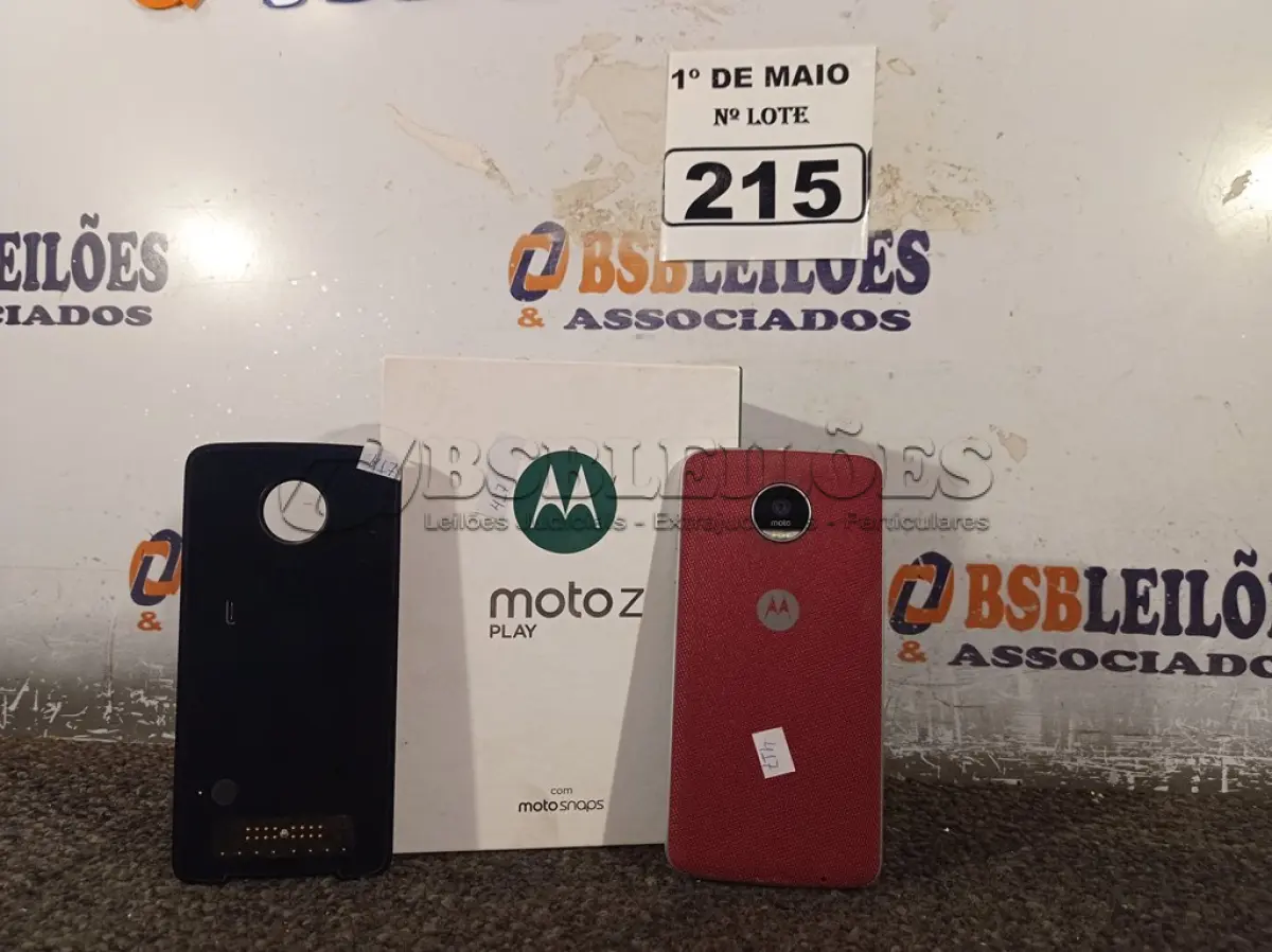 LOTE 215 - 01 CELULAR MOTO Z PLAY COM MOTO SNAPS JBL. (NO ESTADO) ATENÇÃO! FAZER A VISITAÇÃO ANTES DE ARREMATAR, NÃO SABEMOS SE FUNCIONA. LEILÃO NÃO TEM GARANTIA E NEM DEVOLUÇÃO, SUJEITO A POSSÍVEIS AVARIAS VISÍVEIS/OCULTAS E/OU AUSÊNCIA DE COMPONENTES.