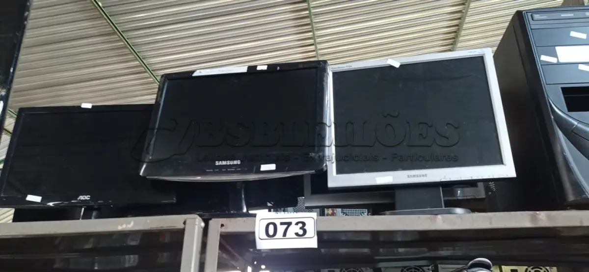 LOTE 073 - 01 LOTE COM VÁRIOS MONITORES MARCAS E MODELOS DIVERSOS. (NO ESTADO) ATENÇÃO! FAZER A VISITAÇÃO ANTES DE ARREMATAR, NÃO SABEMOS SE FUNCIONA. LEILÃO NÃO TEM GARANTIA E NEM DEVOLUÇÃO, SUJEITO A POSSÍVEIS AVARIAS VISÍVEIS/OCULTAS E/OU AUSÊNCIA DE COMPONENTES.