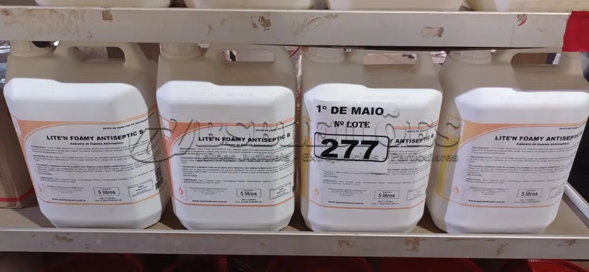 LOTE 277 - 20 LITROS DE SABONETE DE ESPUMA ANTISSÉPTICO. (NO ESTADO) ATENÇÃO! FAZER A VISITAÇÃO ANTES DE ARREMATAR, NÃO SABEMOS SE FUNCIONA. LEILÃO NÃO TEM GARANTIA E NEM DEVOLUÇÃO, SUJEITO A POSSÍVEIS AVARIAS VISÍVEIS/OCULTAS E/OU AUSÊNCIA DE COMPONENTES.