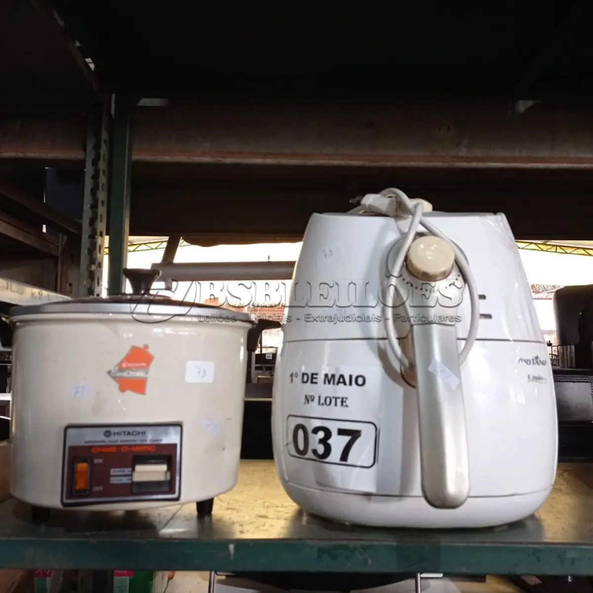 LOTE 037 - 01 AIRFRY BRITANIA 220V E 01 PANELA ELÉTRICA HITACHI. (NO ESTADO) ATENÇÃO! FAZER A VISITAÇÃO ANTES DE ARREMATAR, NÃO SABEMOS SE FUNCIONA. LEILÃO NÃO TEM GARANTIA E NEM DEVOLUÇÃO, SUJEITO A POSSÍVEIS AVARIAS VISÍVEIS/OCULTAS E/OU AUSÊNCIA DE COMPONENTES.